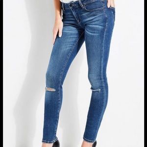 Low waisted ripped guess jeans
